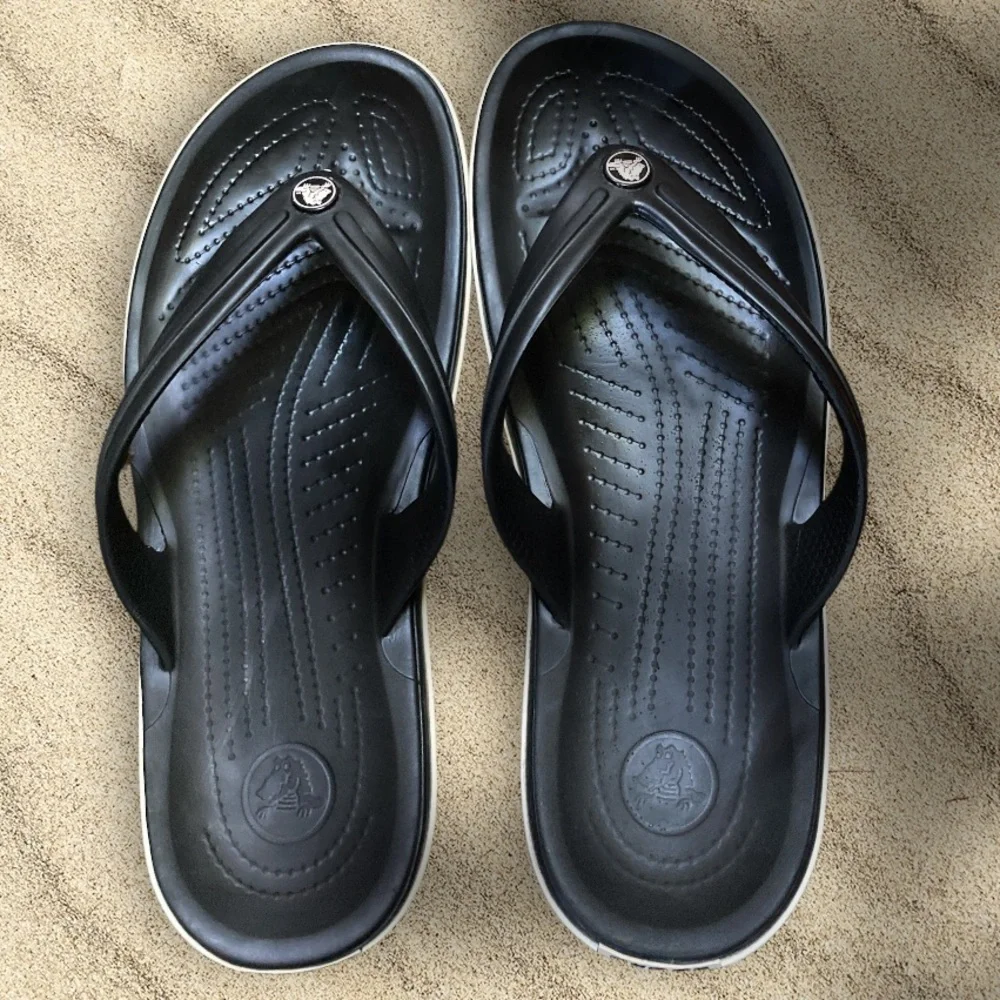 Men’s Crocs 11033 Crocband Flip Flops Black with White Stripe EUC